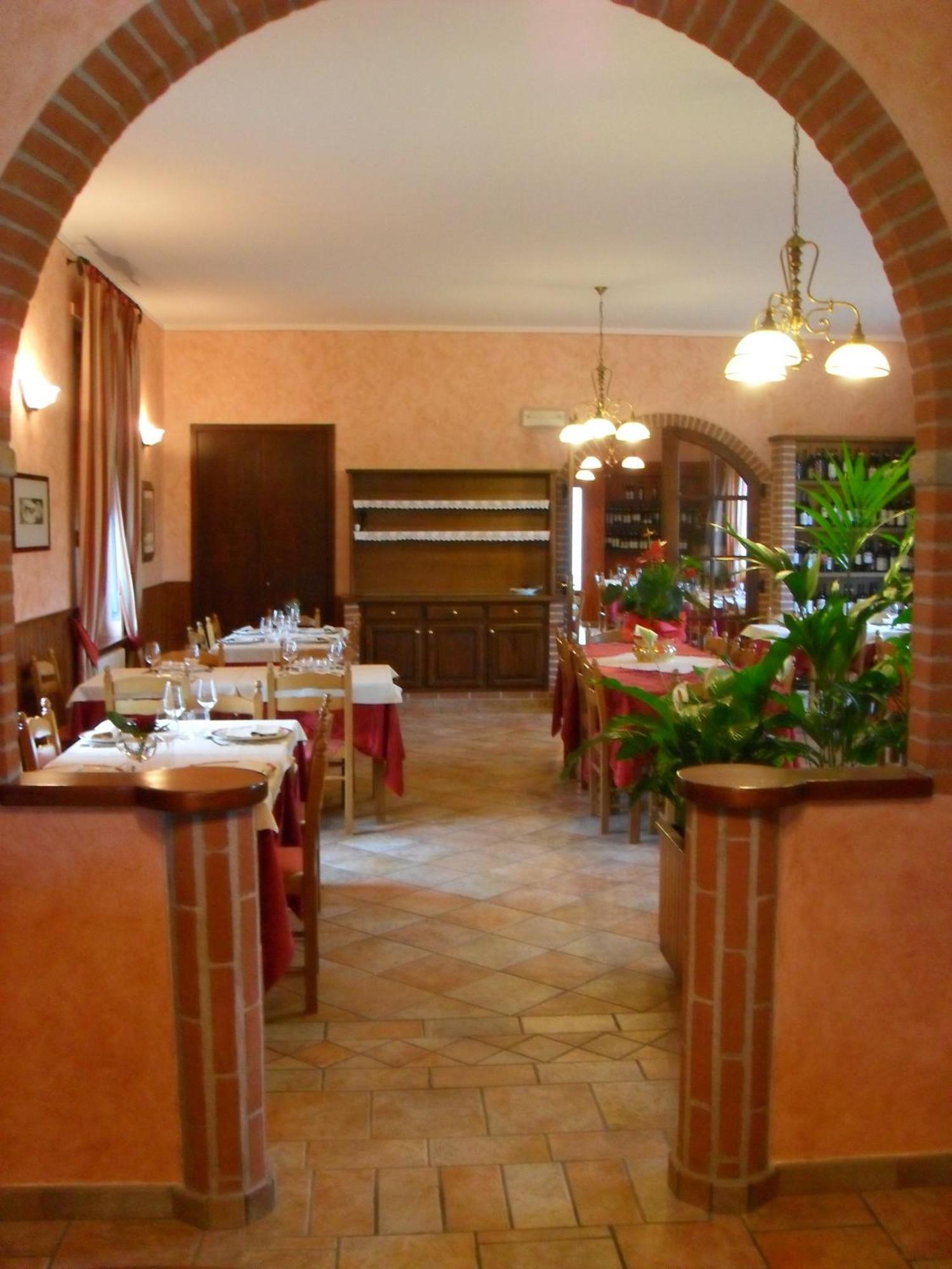 Ristorante Albergo Da Maurizio Cravanzana Exterior photo