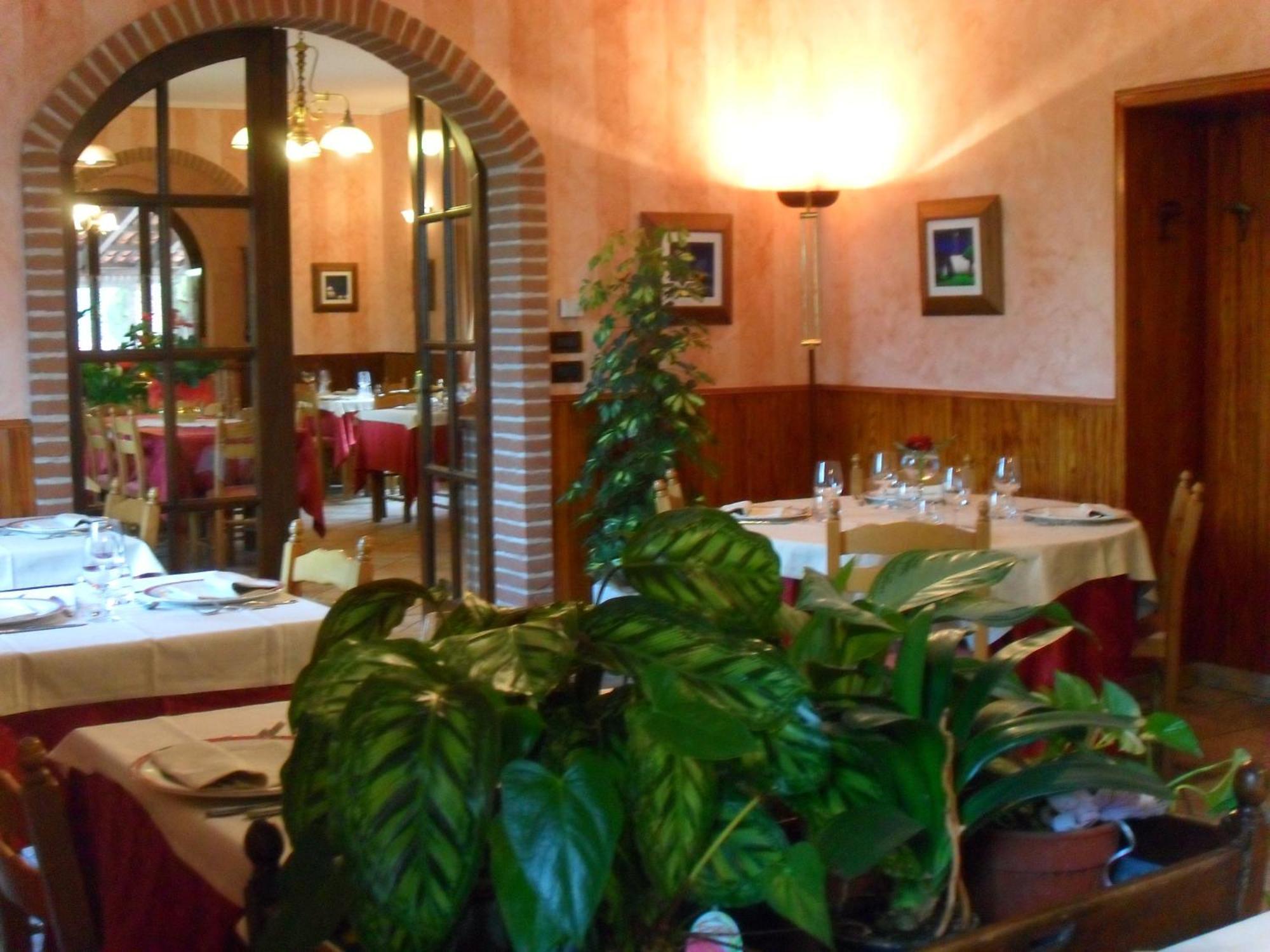 Ristorante Albergo Da Maurizio Cravanzana Exterior photo