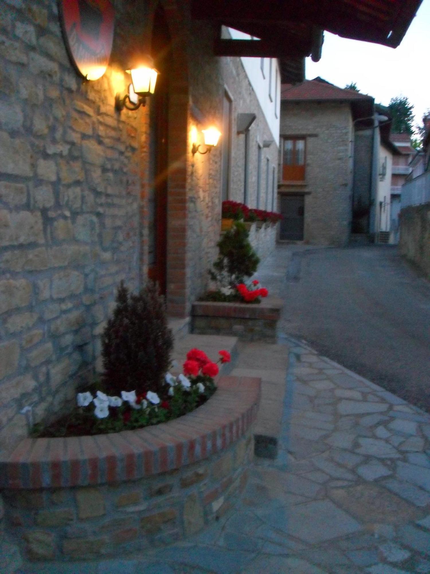 Ristorante Albergo Da Maurizio Cravanzana Exterior photo