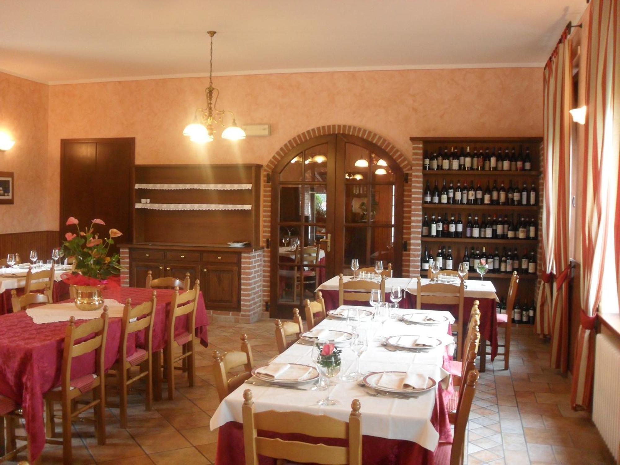 Ristorante Albergo Da Maurizio Cravanzana Exterior photo