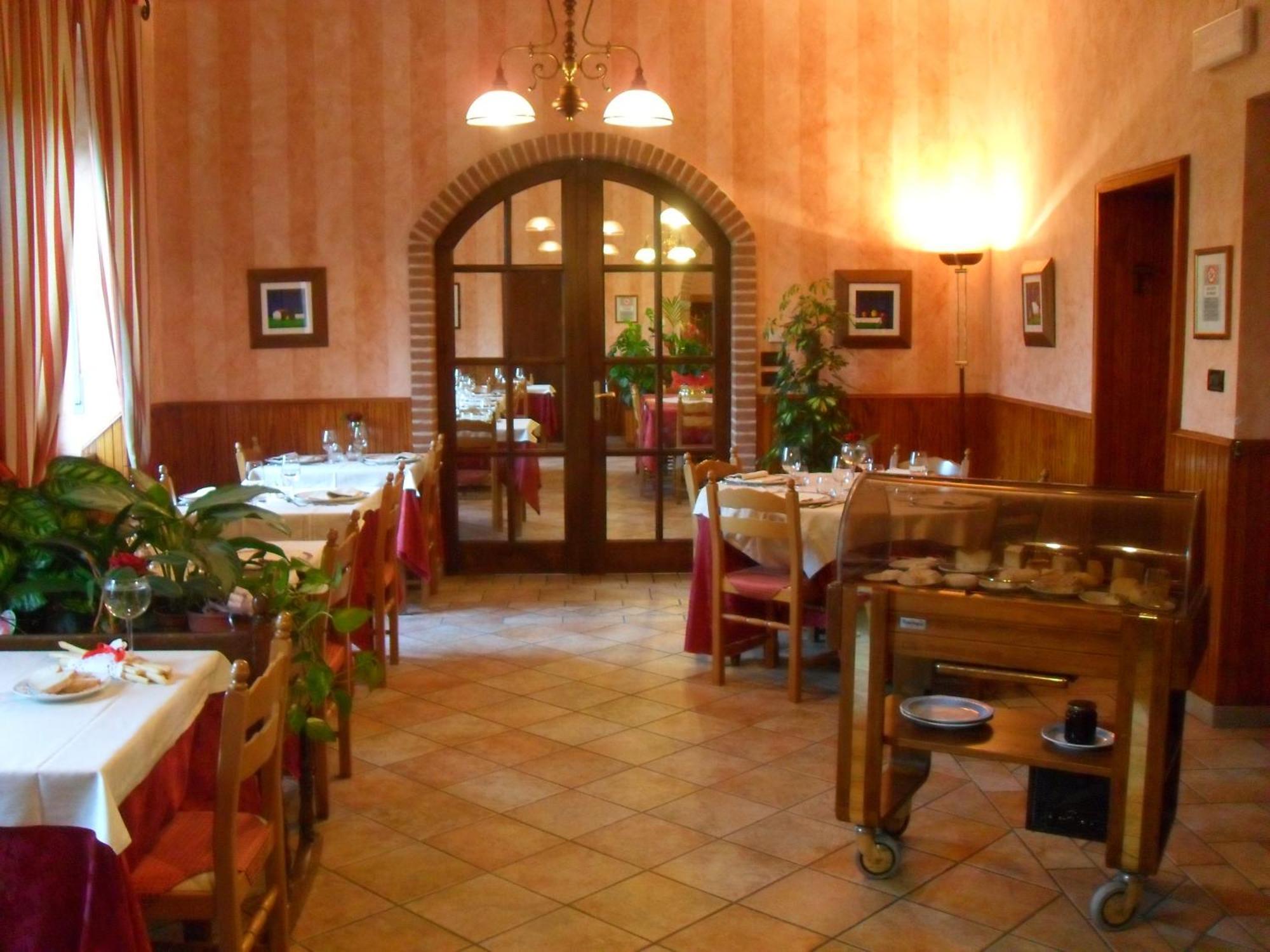 Ristorante Albergo Da Maurizio Cravanzana Exterior photo