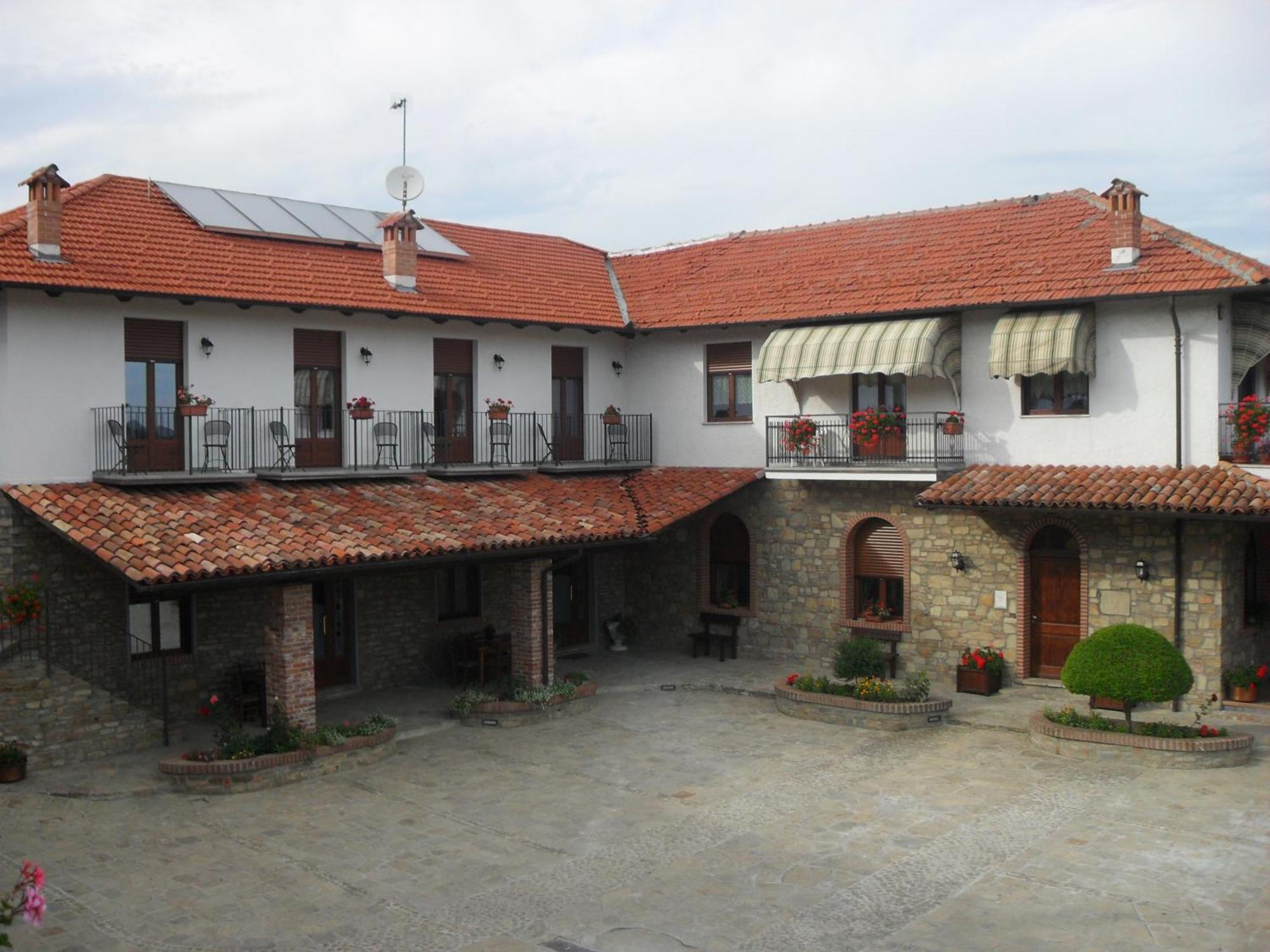 Ristorante Albergo Da Maurizio Cravanzana Exterior photo