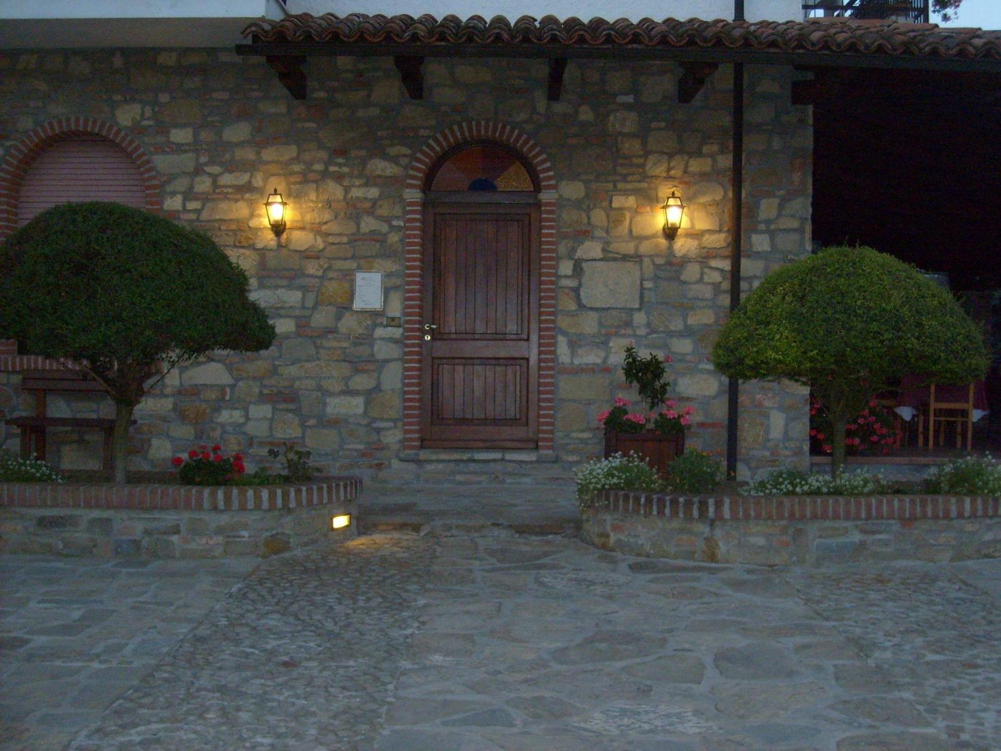 Ristorante Albergo Da Maurizio Cravanzana Exterior photo